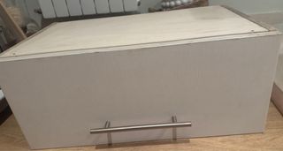 Mueble de cocina beige y blanco