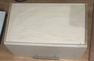 Mueble de cocina beige y blanco