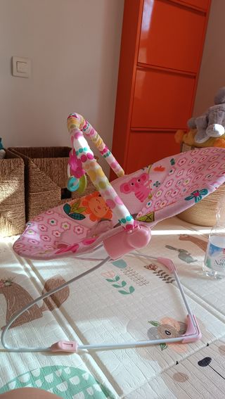 Mecedora hamaca para bebé rosa con juguetes
