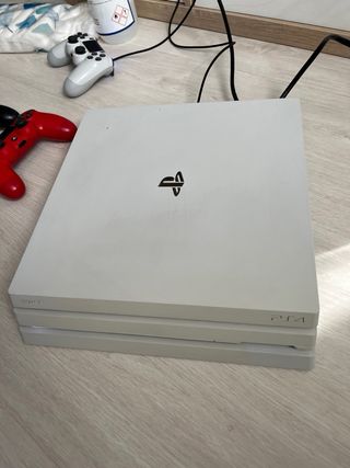 Ps4 Pro Blanca + 3 Mandos