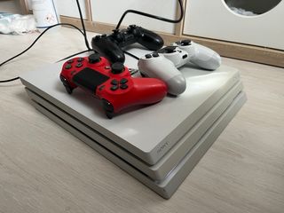 Ps4 Pro Blanca + 3 Mandos