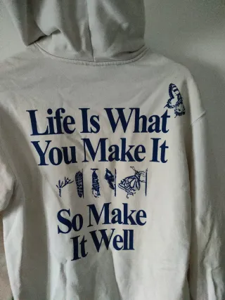 Sudadera blanca con estampado de mariposa