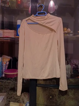 Camiseta beige con escote