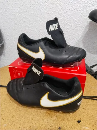 Botas de fútbol Nike solo con 3 usadas talla 36