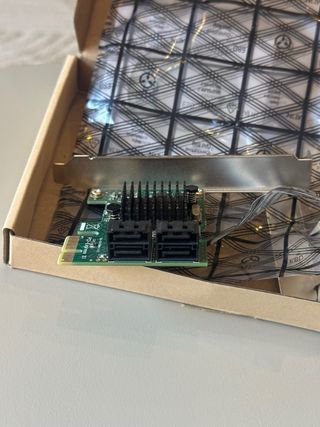 Tarjeta PCI-e a 4x SATA.