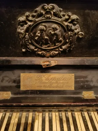Piano Vertical Antiguo
