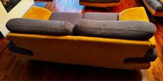 Divani grigi con cuscini gialli