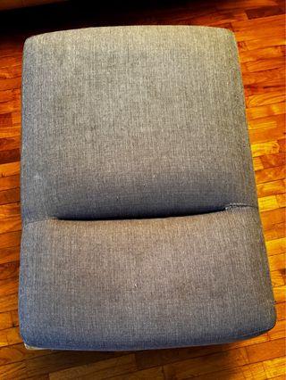 Divani grigi con cuscini gialli