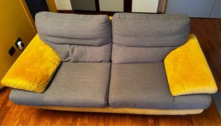 Divani grigi con cuscini gialli