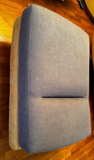 Divani grigi con cuscini gialli