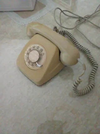 Teléfono antiguo beige