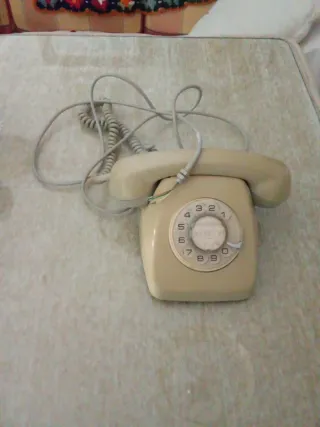 Teléfono antiguo beige