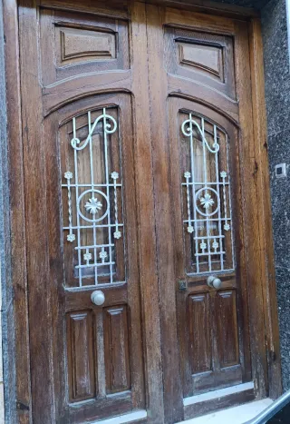 Puerta doble de madera con rejas