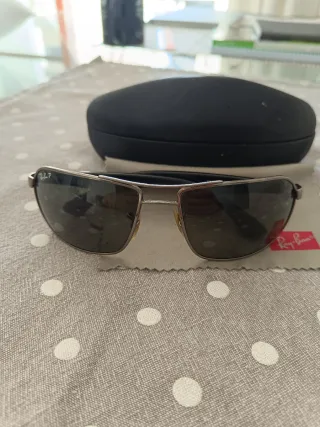Gafas de sol Ray-Ban plateadas y negras polarizada
