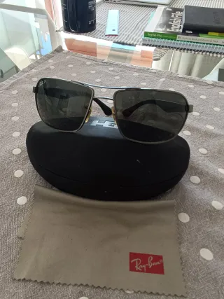 Gafas de sol Ray-Ban plateadas y negras polarizada