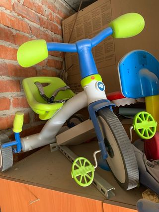 Triciclo infantil con asiento y pedales