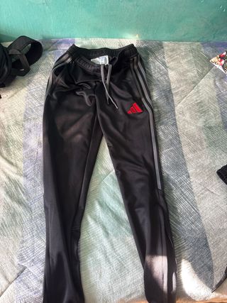 Chándal Adidas Negro con Logo Rojo