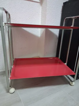 Mesa camarera metálica roja