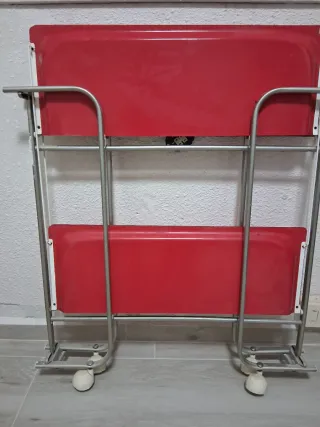 Mesa camarera metálica roja