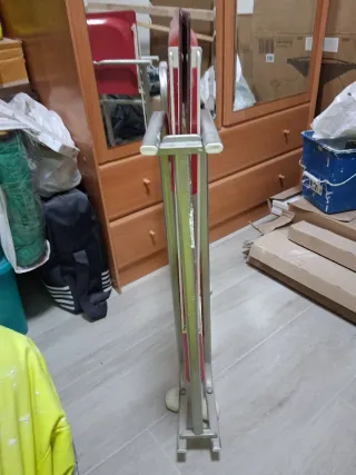 Mesa camarera metálica roja