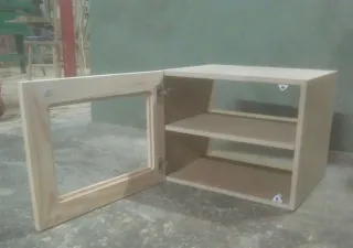 Mesita de madera con estantes