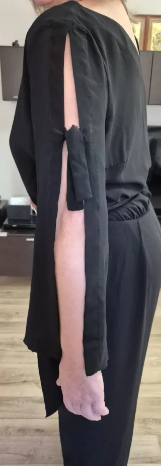 Mono negro elegante para ocasiones especiales