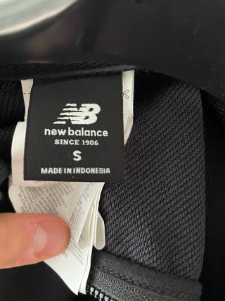 Chaqueta New Balance Negra con Cremallera