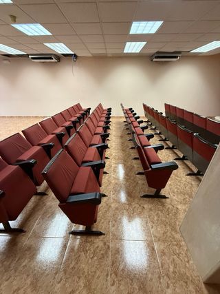 Butaca de cine roja y negra