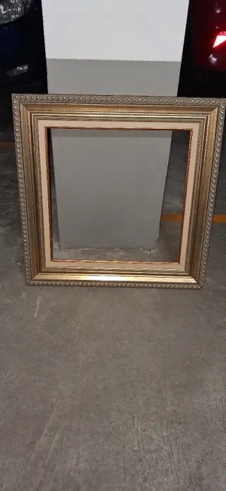 Marco de fotos dorado con relieve