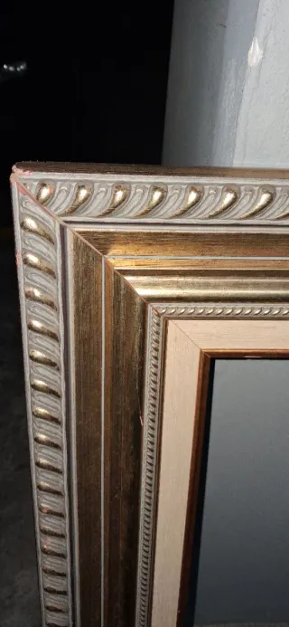 Marco de fotos dorado con relieve