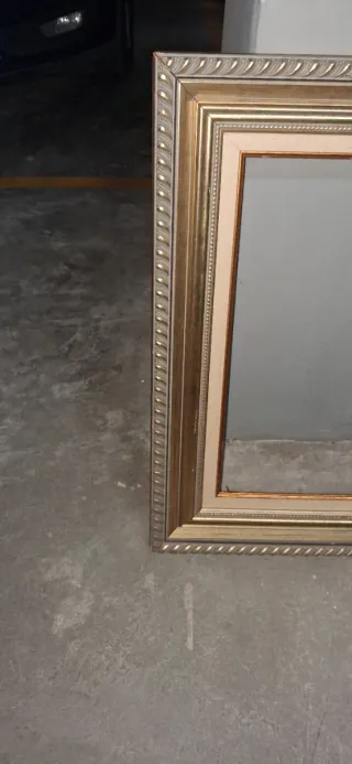 Marco de fotos dorado con relieve