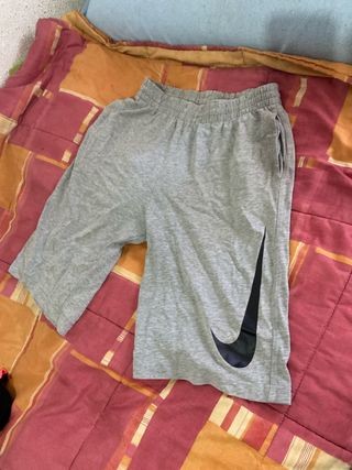 Pantalón corto Nike gris es talla L de niño