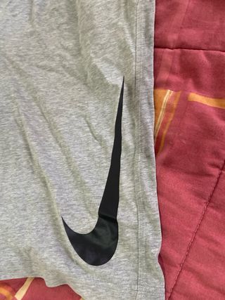 Pantalón corto Nike gris es talla L de niño