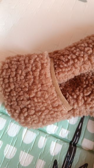 Mono de bebé de peluche marrón