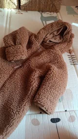 Mono de bebé de peluche marrón