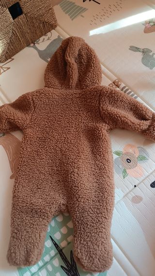 Mono de bebé de peluche marrón