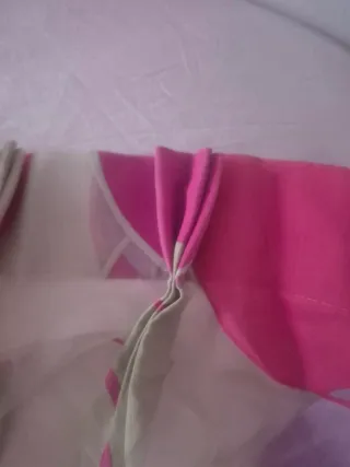 Cortinas de tela a rayas y visillo lunares