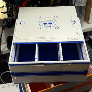 Caja One Piece premium para 900 cartas TCG.