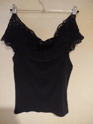 Top negro escote barco con encaje.