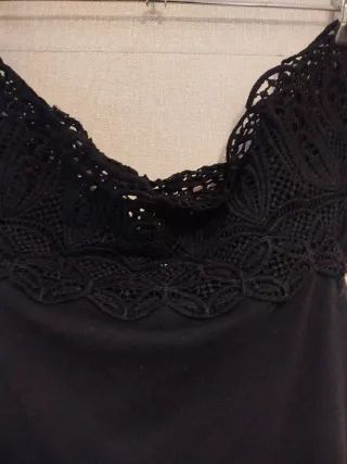 Top negro escote barco con encaje.