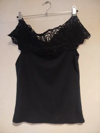 Top negro escote barco con encaje.