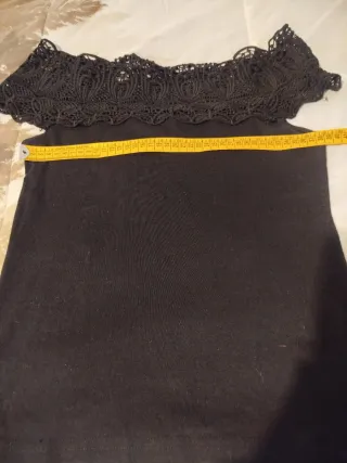 Top negro escote barco con encaje.