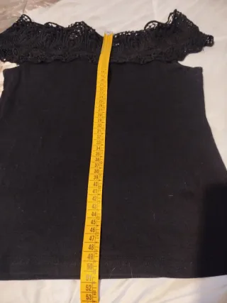 Top negro escote barco con encaje.