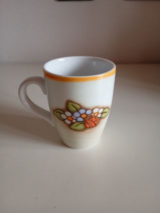 Tazza Thun con fiori e coccinella