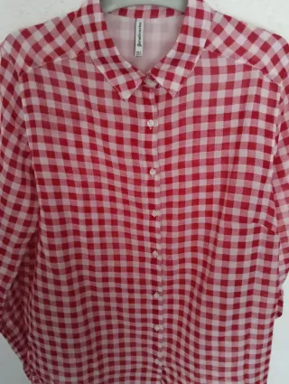Camisa cuadros roja y blanca Stradivarius Talla 46