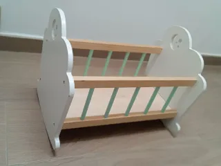 Cuna de juguete para muñecas