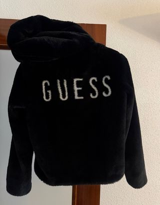 Chaqueta Guess de pelo negra y muy suave al tacto.