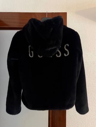 Chaqueta Guess de pelo negra y muy suave al tacto.