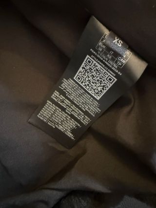 Chaqueta Guess de pelo negra y muy suave al tacto.