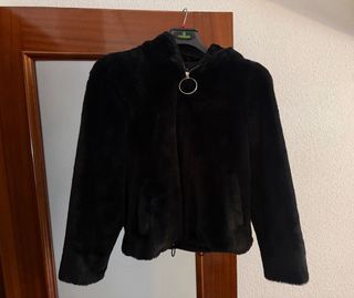 Chaqueta Guess de pelo negra y muy suave al tacto.